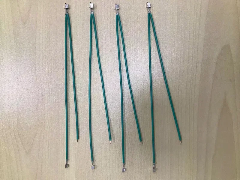 Beispielanzeige einer dreiseitigen Crimpmaschine mit zwei Drähten